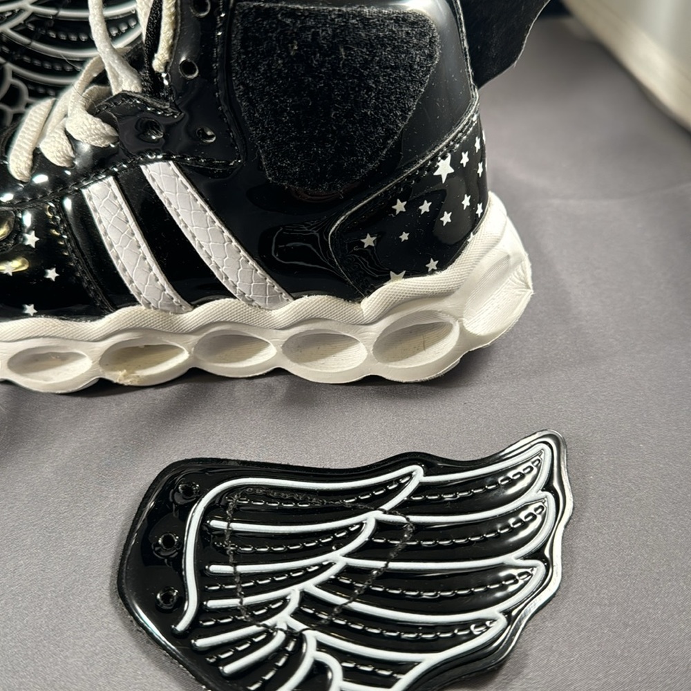 Kids light up rechargeable winged shiny black sneakers - Picture 4 of 6